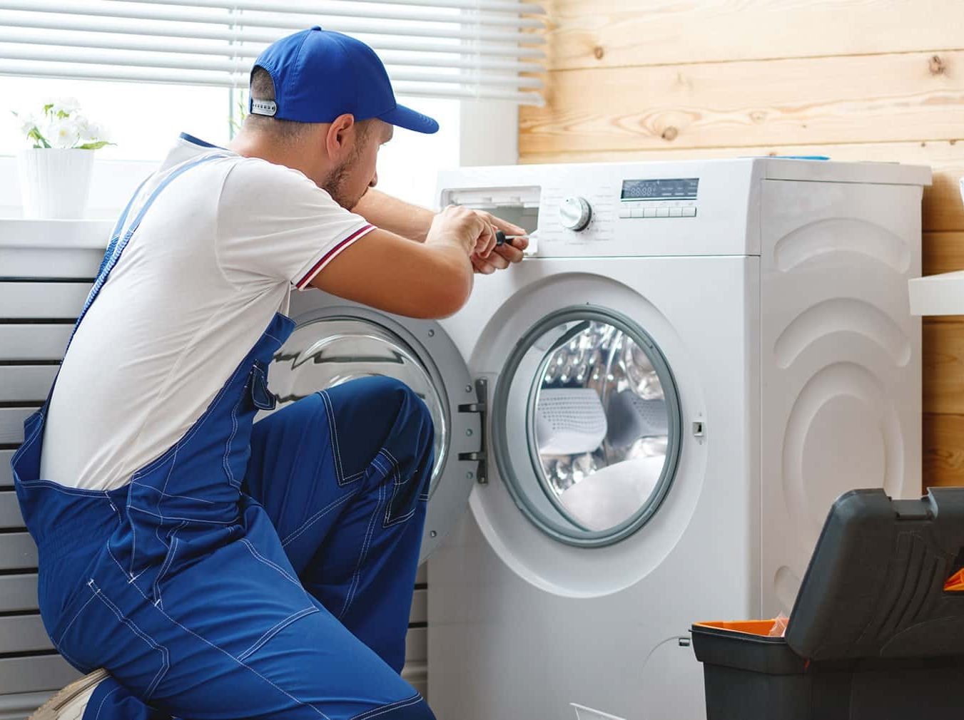 Técnico del servicio técnico AEG reparando electrodoméstico en Burgos